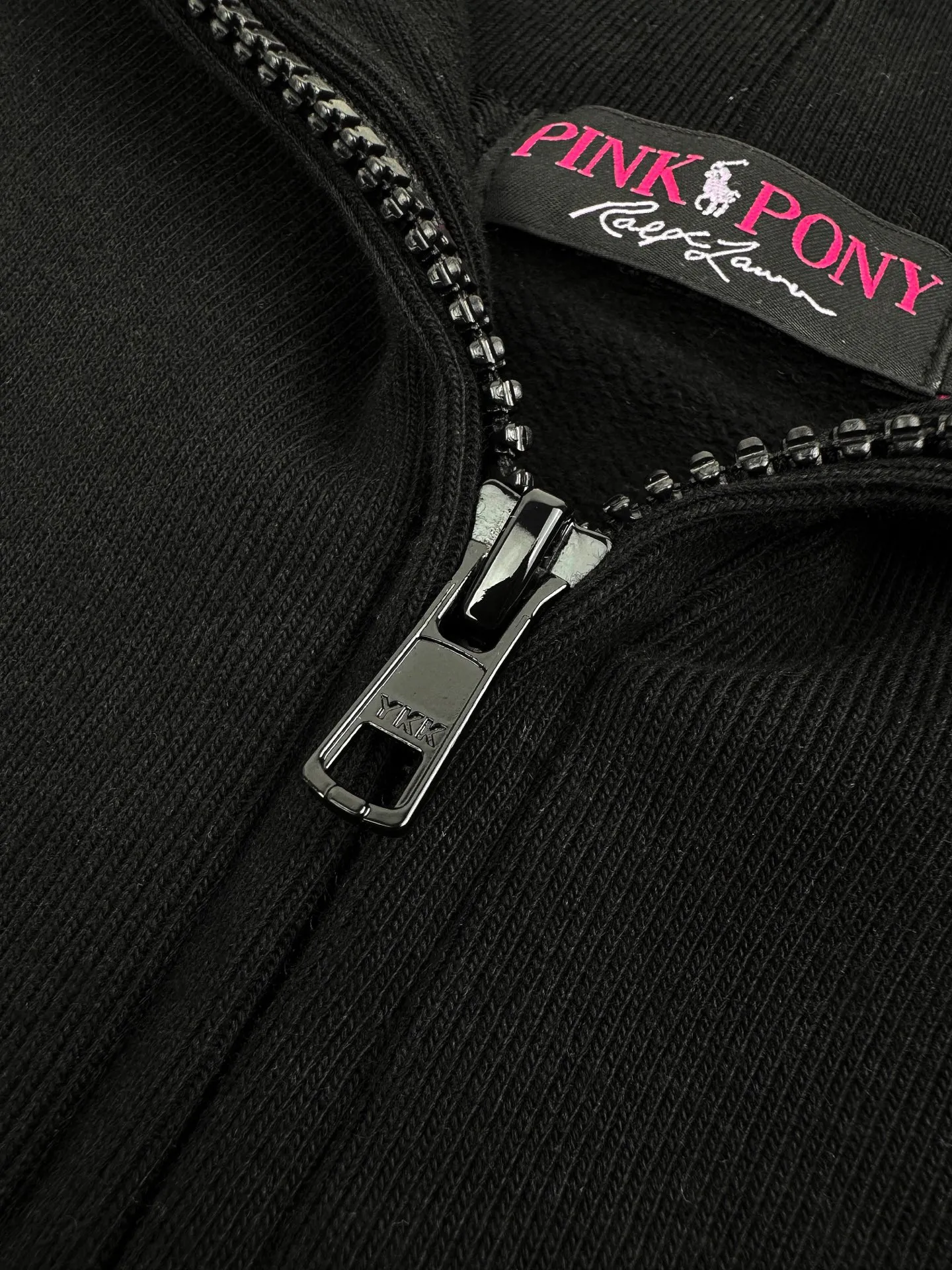 P420 Ralph Lauren pink label half-turtleneck sweatshirt, custom-made luxury cotton fleece composite, soft and silky, comfortable against the skin, with a pure black tone as the background, a touch of pink pony logo embroidery on the chest, low-key and powerful. The back panel is embellished with the brand letters outlined in ivory white satin intarsia, and the pink pony embroidery jumping in the center is the only color footnote in this black and white silent film, which coincides with the elegant and uninhibited brand philosophy. Its unique ribbed half-high collar design is sublimated, giving more flexibility and fashion sense to wear, showing taste in silence, showing elegance and style. Process 1: Using imported machine embroidery technology, using advanced computer control system and precise mechanical components to realize the pony mark embroidery operation, with high precision and smooth and delicate lines. Process 2: Using imported machine appliqué technology, using advanced computer control system and precise mechanical components to realize Ralph Lauren appliqué embroidery operation. Showing an embroidery effect with both clarity and three-dimensionality. Process 3: The fabrics are washed carefully and have better hand texture. Not easy to deform, not easy to shrink, not easy to fade, and maintain long-term beauty. Accessories: Customized 1:1 Ralph Lauren alloy head. Customized 1:1 Ralph Lauren zipper. Customized 1:1 Ralph Lauren trademark. Version: Loose version. Size: S M L XL. Style number: CC918.